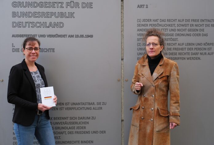 Museumspädagogin Verena Manke und Kristin Grothe, bildende Künstlerin. Foto Jacobs_Museum Tuch + Technik